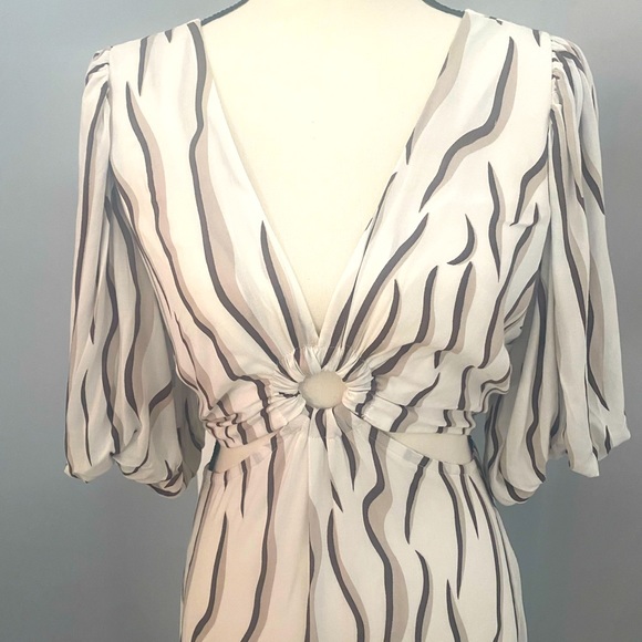 Dresses & Skirts - NWT Beautiful long dress size small 4